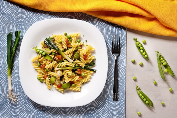 Makaron, groszek, młode pory i wędzony boczek - przepis na obiad LIFESTYLE, Żywienie - Fetujmy lato w kuchni. Pyszny przepis na obiad.