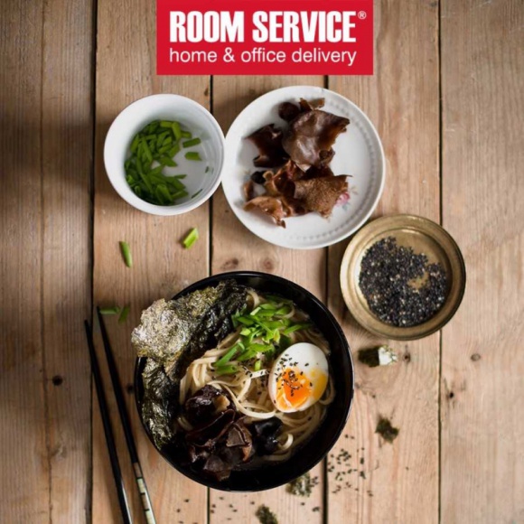 Często zadajesz sobie to pytanie? Room Service ma odpowiedź! LIFESTYLE, Żywienie - „Co zjeść?” Takim dylematem raczy nas bohater nowej reklamy internetowej Room Service, najbardziej ekskluzywnego dostawcy jedzenia na terenie stolicy. Room Service są wyjątkowi, ponieważ stawiają na topowe restauracje i wychodzą naprzeciw oczekiwaniom wymagających klientów.