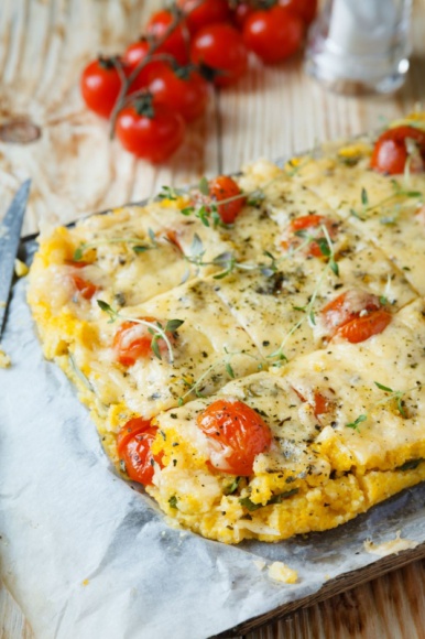 Złocisty przedsmak jesieni: Polenta, czyli pomysł na kaszkę kukurydzianą LIFESTYLE, Żywienie - Polenta w języku łacińskim oznacza bowiem nic innego jak drobną kaszkę lub wyłuskane i rozgniecione ziarno. Ten znany od wieków specjał kojarzy się przede wszystkim z kuchnią włoską, gdzie serwowany jest na kilka odmiennych sposobów.