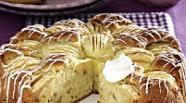 Puszysty jabłecznik z ciasteczkami McVitie’s i bitą śmietaną