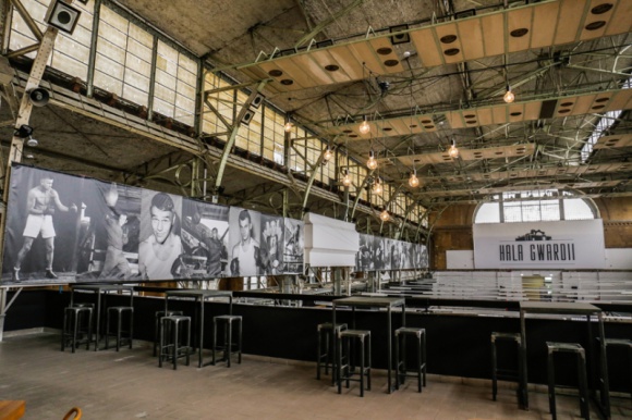 Koncept z Barcelony i Londynu zawitał do stolicy LIFESTYLE, Żywienie - Już 29 września na mapie Warszawy pojawi się nowe, kulinarno-kulturalne miejsce – Hala Gwardii, czyli wschodnia część Hali Mirowskiej. Mieszkańcy stolicy znajdą w niej kompleks punktów gastronomicznych, a także nowoczesny targ ze świeżą żywnością.