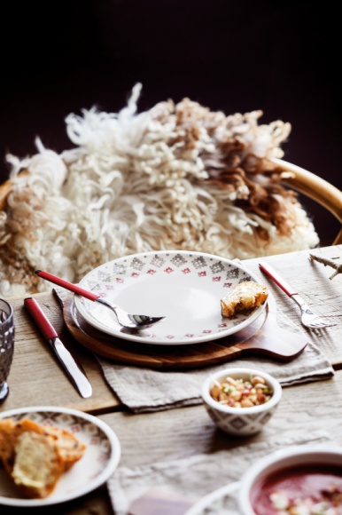 Nadchodzi zima, a wraz z nią klimatyczna zastawa od Villeroy & Boch LIFESTYLE, Żywienie - „Winter is coming” - ten dla wielu trudny czas łatwiej znieść w przytulnych wnętrzach, w otoczeniu pięknych przedmiotów. Tym razem z myślą o jesiennych i zimowych dniach firma przygotowała zastawę stołową Artesano Montagne, która nawiązuje do ciepłego stylu rustykalnego.