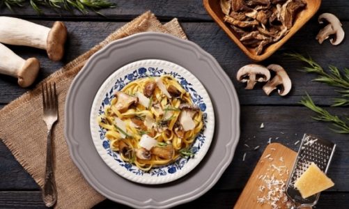 Makaron, borowiki, estragon, białe wino i śmietana