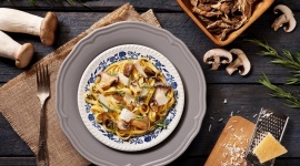 Makaron, borowiki, estragon, białe wino i śmietana LIFESTYLE, Żywienie - Borowiki połączone z makaronem, aromatycznym estragonem, białym winem i śmietaną to doskonała propozycja np. na uroczysty obiad czy eleganckie przyjęcie