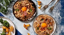 Grzybowa carbonara z żółtkiem LIFESTYLE, Żywienie - Grzybowa carbonara z makaronem Pełne Ziarno – to świetny pomysł na szybki, rodzinny obiad lub wizytę niespodziewanych gości.