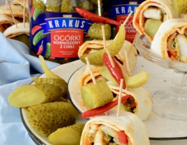 Roladki z tortilli z korniszonami z chili i sosem z awokado