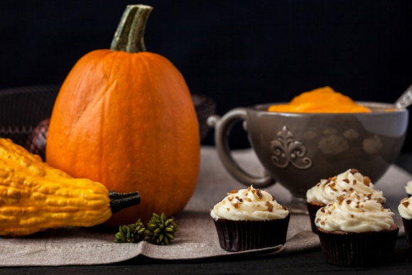 Babeczka albo psikus? Mamy pomysł na straaasznie pyszny deser! LIFESTYLE, Żywienie - Aby uniknąć psikusów wyrządzanych przez dzieciaki podczas Halloween, proponujemy przygotować alternatywę dla gotowych słodyczy, a mianowicie zapas pysznych dyniowych babeczek z kremowym serkiem.