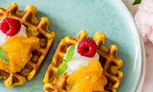 Dyniowo-cynamonowe gofry z kremowym serkiem i dżemem
