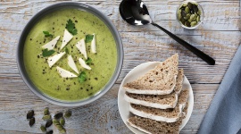 Zdrowy smak natury: Przepis na krem z brokułu z mleczkiem kokosowym i tofu LIFESTYLE, Żywienie - Zaskakujące połączenie brokułu z mleczkiem kokosowym pozwoliło na stworzenie wyjątkowo aromatycznego dania o niepowtarzalnym smaku.
