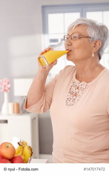 Co jeść, by dłużej cieszyć się młodością? Zbilansowana dieta seniora LIFESTYLE, Żywienie - Chociaż istnieją ogólne, uniwersalne zasady dotyczące zbilansowanej diety, skład naszego codziennego menu należy dostosować również do wieku, płci, stopnia aktywności fizycznej czy stanu zdrowia.