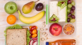 Jak uniknąć odwodnienia latem? LIFESTYLE, Żywienie - Lato to czas, w którym wzrasta temperatura, liczba słonecznych dni i aktywność fizyczna Polaków. W okresie upałów chętnie opalamy się, uprawiamy sport i spędzamy czas na świeżym powietrzu.