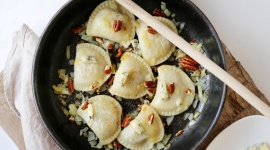 Przepis na aromatyczne pierogi z kapustą i grzybami zasmażane z orzechami pekan LIFESTYLE, Żywienie - Pierogi z kapustą i grzybami zasmażane z cebulką, serem pleśniowym i orzechami pekan to wspaniały pomysł na oryginalne danie z wykorzystaniem tradycyjnych, dobrze znanych pierogów.