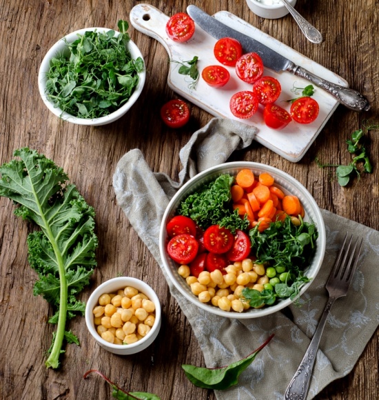 Buddha bowl, czyli witaminowa bomba i pyszny smak w jednym LIFESTYLE, Żywienie - Potrawa o egzotycznej nazwie Buddha bowl jest w istocie zaskakująco prosta, zarówno pod kątem przepisu, jak i przygotowania.