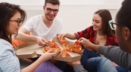 Spontaniczna impreza? Jak w prosty sposób poradzić sobie bez gotowania LIFESTYLE, Żywienie - Wizyta nieplanowanych gości potrafi wprowadzić wiele chaosu i zamieszania do naszego domu. I choć nikt nie spodziewa się, że „wyczarujemy” dwudaniowy obiad z deserem, to każdy gospodarz chciałby jak najlepiej przyjąć gości. Jak w prosty sposób poradzić sobie bez gotowania?