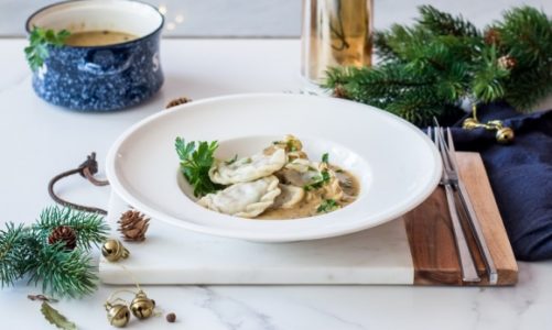 Pierożki z kaszą gryczaną podane z sosem grzybowym