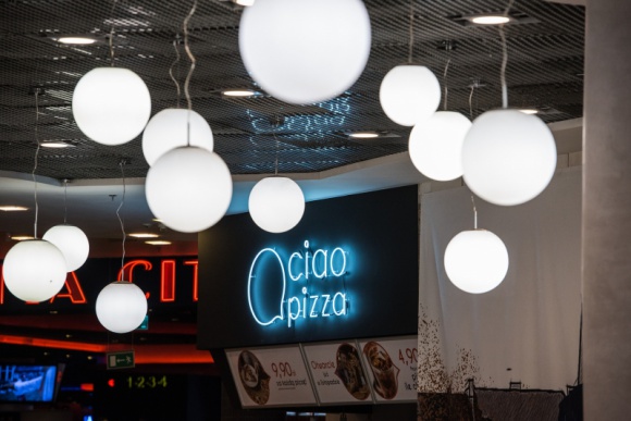 Włoskie smaki w Bytomiu. Nowa pizzeria w Agorze Bytom LIFESTYLE, Żywienie - Wyrabiane na miejscu ciasto, unikalny sos pomidorowy, oryginalne włoskie sery i wędliny. To podstawa Ciao Pizzy – nowego miejsca na restauracyjnej mapie Bytomia. Pizzeria zachęca atrakcyjnymi cenami, które rozpoczynają się od 11,90 zł.