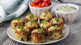 Zdrowy smak natury: Pieczone placuszki ziemniaczano-selerowe z ziołowym dipem LIFESTYLE, Żywienie - Pieczone placuszki ziemniaczano-selerowe z ziołowym dipem to danie, które łączy w sobie trzy najważniejsze cechy – doskonale smakuje, świetnie prezentuje się na talerzu oraz przygotowane jest z samych wartościowych składników.