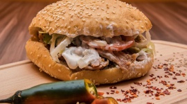 Turecki kebab, król szybkich dań – jak przygotować go w domu? LIFESTYLE, Żywienie - Prawdziwy kebab możemy przygotować we własnej kuchni, wystarczy tylko kilka składników.