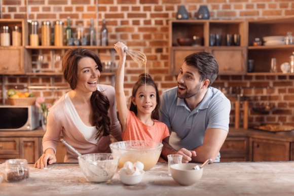 Kulinarny wehikuł czasu – czyli powrót do smaków dzieciństwa LIFESTYLE, Żywienie - Wielu z nas z wielkim sentymentem wspomina smaki dzieciństwa. Już na samą myśl o tych wszystkich smakołykach, pojawia się uśmiech w kącikach ust. A może warto przywołać zapachy, które unosiły się w naszej rodzinnej kuchni i podarować te same przyjemności swoim pociechom?