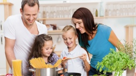 Prawidłowe nawyki żywieniowe pomogą wytrwać w noworocznym postanowieniu LIFESTYLE, Żywienie - Początek roku to czas planów i postanowień. Zastanawiamy się nad tym, co chcielibyśmy zmienić w naszym życiu, by czuć się lepiej. Jednym z najbardziej popularnych postanowień noworocznych jest zmiana sposobu odżywiania.