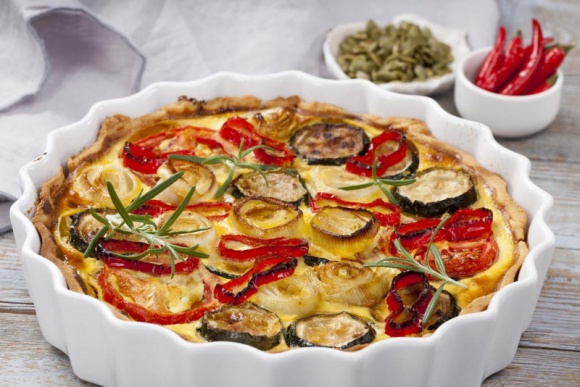 Przepis na wytrawną tartę z warzywami z aromatyczną pastą LIFESTYLE, Żywienie - Oryginalny, aromatyczny przepis na wytrawną tartę z niebanalnymi dodatkami to doskonały pomysł na przystawkę lub danie główne, które z pewnością zrobi wrażenie i zachwyci domowników oraz gości.