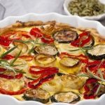 Przepis na wytrawną tartę z warzywami z aromatyczną pastą