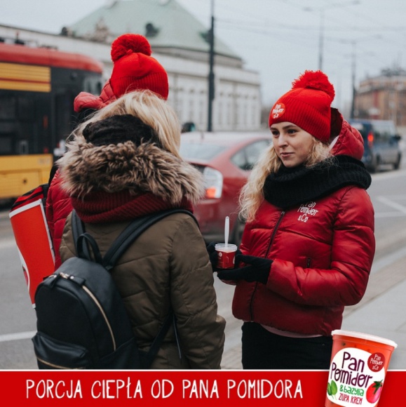 Pan Pomidor z porcją ciepła na warszawskich ulicach LIFESTYLE, Żywienie - 20 lutego br. Pan Pomidor - właściciel marki świeżych zup, rozpoczął misję zimowego rozgrzewania Warszawiaków. Akcję samplingową „Porcja ciepła od Pana Pomidora” zainicjowano wśród łyżwiarzy na lodowisku na Rynku Starego Miasta.