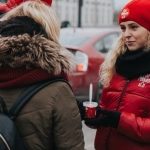 Pan Pomidor z porcją ciepła na warszawskich ulicach