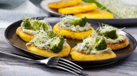 Przepis na kukurydzianą polentę z brokułem, kiełkami i prażonymi pestkami LIFESTYLE, Żywienie - Polenta z brokułem to świetny pomysł na efektowną potrawę, którą można serwować na gorąco i na zimno. Doskonale sprawdzi się jako danie główne, a także jako ciekawa, aromatyczna przekąska dla jednej lub wielu osób.