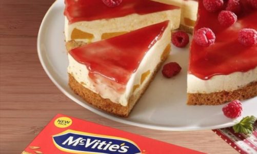 Brzoskwiniowy tort Melba od McVitie’s na wiosenne przyjęcie