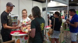 Pan Pomidor jest wege. Trwa XII Ogólnopolski Tydzień Wege LIFESTYLE, Żywienie - Tydzień Wege (12-20.05.2018) to wyjątkowe święto promujące wegetarianizm i weganizm w Polsce. XII edycję wydarzenia zainaugurowały targi VeggieWorld, na których pojawili się wystawcy ze zdrową żywnością, w tym Pan Pomidor&Co., polski producent świeżych dań gotowych.