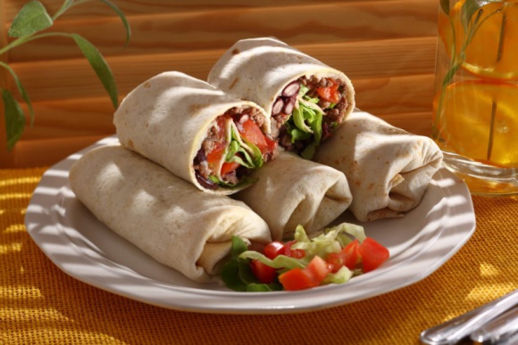 JAKIE PRZEKASKI BĘDĄ KRÓLOWAŁY NA MUNDIALU 2018? LIFESTYLE, Żywienie - Podczas Mundialu wspólne oglądanie meczów z przyjaciółmi jest również ważne jak sama piłka. Kiedyś wystarczyło piwo i chipsy, ale teraz świadomość kulinarna rośnie, a ludzie są cały czas spragnieni nowości i chcą, aby piłkarska uczta łączyła się z tą kulinarną.