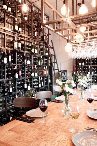BĄDŹ JAK SOMMELIER – CZYLI DOWIEDZ SIĘ, JAK DOBRAĆ WINO DO POSIŁKU! LIFESTYLE, Żywienie - Zrywanie z utartymi od lat schematami łączenia wina z potrawami oraz coraz większa dojrzałość i wiedza polskich sommelierów, w połączeniu z coraz nowszymi technikami przyrządzania potraw sprawiają, że odchodzi się od podawania win białych do ryby, a czerwonych do mięsa.