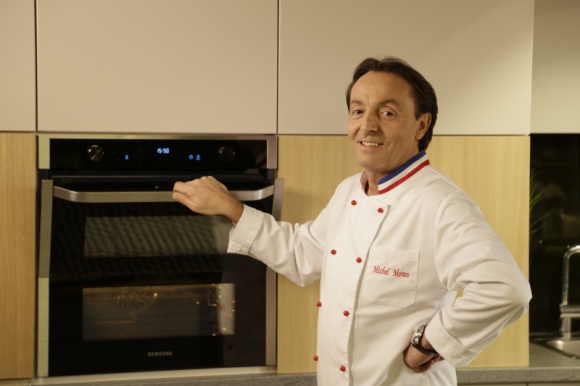 Michel Moran pokazuje jak ułatwić sobie życie z piekarnikiem Dual Cook Flex LIFESTYLE, Żywienie - W nowej digitalowej kampanii Samsung znany szef kuchni Michel Moran w krótkich filmach dzieli się z widzami pomysłami, jak korzystając z pomocy urządzeń Samsung mieć więcej radości z gotowania.