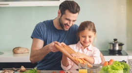 Więcej owoców, mniej pieczywa, czyli co jedzą Polacy LIFESTYLE, Żywienie - Ostatnie lata to wzrost świadomości Polaków odnośnie żywienia, za czym idzie zmiana nawyków. Jemy mniej pieczywa, pijemy więcej wody, dbamy, by w diecie nie brakowało warzyw i owoców.