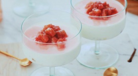 Szybki i efektowny deser na lato? Panna cotta w sezonowej odsłonie LIFESTYLE, Żywienie - Wraz z nadejściem astronomicznego lata, dotarły do nas wysokie temperatury, koniec roku szkolnego i upragnione wakacje. Na stołach z kolei zagościły świeże sezonowe owoce, które warto wykorzystywać w potrawach i deserach.