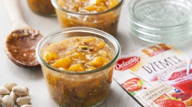 Dżemowe smakołyki w nowoczesnym wydaniu, czyli chili i pistacje w roli głównej LIFESTYLE, Żywienie - Dżemy truskawkowe, wiśniowe, brzoskwiniowe czy agrestowe… Słodkie i jednocześnie zdrowe przysmaki zamknięte w słoiczkach kojarzą nam się z pysznymi rogalikami z konfiturą czy zapachem świeżo upieczonego ciasta w dzieciństwie.