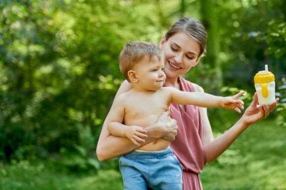 Tego produktu nie powinno zabraknąć w diecie rocznego dziecka! LIFESTYLE, Żywienie - Chociaż jadłospis juniora jest bardzo różnorodny, nie może zabraknąć w nim miejsca dla mleka (w tym mleka modyfikowanego) i jego przetworów, będących bogatym źródłem ważnych składników odżywczych, których dziecko potrzebuje nawet kilka razy więcej niż dorosły!