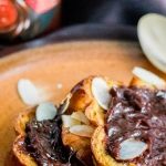 Pudding z chałki z migdałami, truskawkami i czekodżemem Łowicz