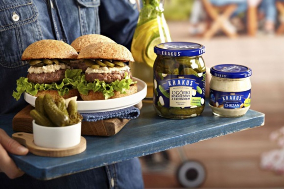Siekane burgery wołowe na wakacyjnego grilla LIFESTYLE, Żywienie - Kolejny wakacyjny weekend przed nami. Tym razem proponujemy domowe burgery z soczystą siekaną wołowiną, ogórkami i chrzanem.