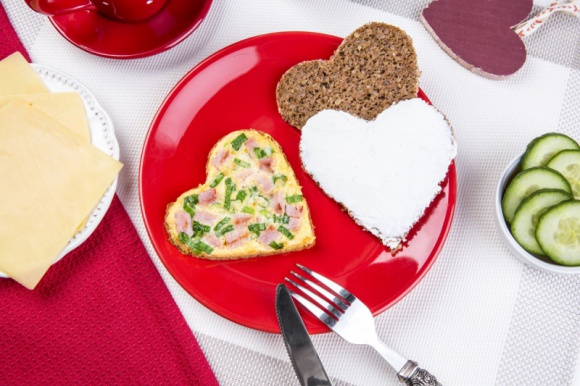 Zacznijmy od śniadania – najlepsze przepisy dla całej rodziny LIFESTYLE, Żywienie - Śniadanie to najważniejszy posiłek w ciągu dnia. Czy istnieje przepis na pyszne śniadanie i dobry początek dnia, który zmieni codzienne, zabiegane poranki w dłuższą, rodzinną chwilę przy wspólnym stole? Tak, my proponujemy nawet trzy!
