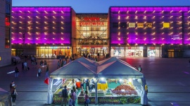 Fuzja włoskich smaków przed Galerią Krakowską LIFESTYLE, Żywienie - Aromatyczne makarony, wytrawne wędliny, oryginalne sery i słodkie desery – śródziemnomorska uczta czeka na wszystkich, którzy do 22 sierpnia odwiedzą Plac Jana Nowaka-Jeziorańskiego przed Galerią Krakowską.