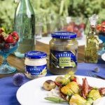 Grillowane kwiaty cukinii z łososiem i ogórkiem kiszonym
