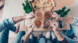 Co Polacy zamawiają do piwa? LIFESTYLE, Żywienie - Ze wszystkich alkoholi, to właśnie piwo w Polsce cieszy się największą popularnością. Z okazji Międzynarodowego Dnia Piwa i Piwowara przypadającego w tym roku 3 sierpnia, analitycy PizzaPortal.pl sprawdzili, które dania najczęściej zamawiamy do tego złotego trunku.