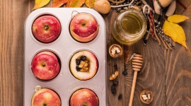 Pieczone jabłka z bakaliami HELIO LIFESTYLE, Żywienie - Są pyszne, zdrowe i przygotujemy je w kilka minut! Jesienią najlepiej smakują na ciepło, bo przywołują wspomnienia letnich dni! Polecamy pieczone jabłka z Orzechami włoskimi i Rodzynkami HELIO Natura!