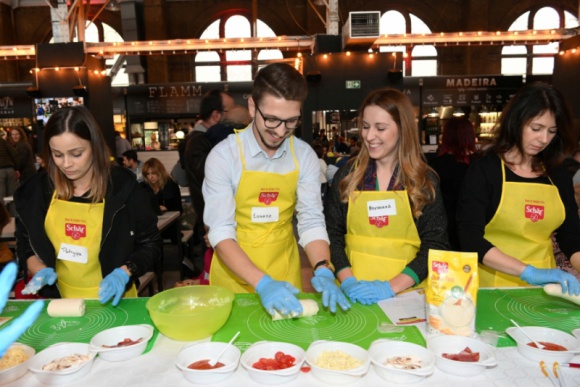 Sukces Weekendu bez glutenu. Hala Gwardii pękała w szwach LIFESTYLE, Żywienie - Czy wiesz czym jest gluten? Czy będąc na diecie można smacznie jeść? Na te i wiele innych pytań przez cały ostatni weekend odpowiadali nasi eksperci podczas Weekendu bez glutenu zorganizowanego przez firmę Schär w warszawskiej Hali Gwardii.