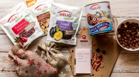 Przygotuj się na magiczne święta z HELIO! LIFESTYLE, Żywienie - Aromatyczny kompot z suszonych owoców, zapach domowego, pieczonego ciasta - strucli makowej, piernika czy keksu wypełnionego po brzegi bakaliami, do tego goździki, cynamon, prażone orzechy laskowe… Tak pachną magiczne święta Bożego Narodzenia!