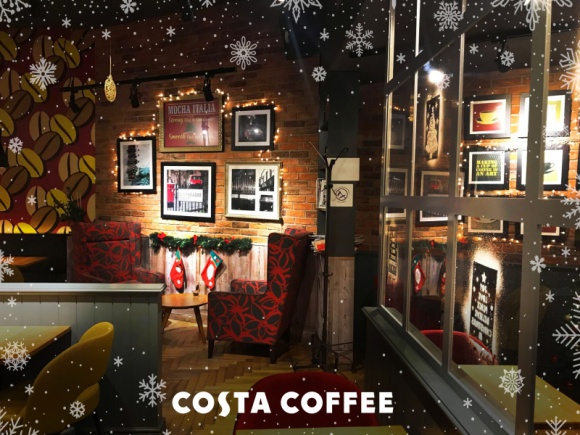 Kawiarnie COSTA COFFEE w świątecznym wydaniu LIFESTYLE, Żywienie - Sieć kawiarni Costa Coffee w tym roku spełnia życzenia o miejscu, w którym poczujemy prawdziwie świąteczną atmosferę. Zimowe menu - z rozgrzewającymi napojami - serwowane jest w wyjątkowych kubkach, na które co roku czekają miłośnicy kawy na wynos.