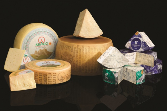 Dlaczego kochamy włoskie sery? LIFESTYLE, Żywienie - Włoskie sery, które co roku zdobywają uznanie na całym świecie – Gorgonzola DOP, Parmigiano Reggiano DOP oraz Asiago DOP będą stanowić smaczne uzupełnienie diety i świąteczny przysmak.