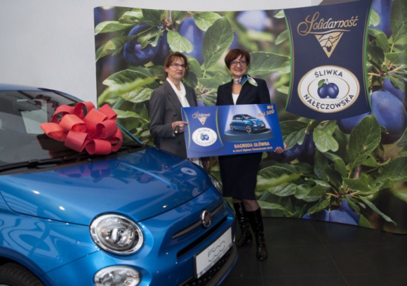 Zwycięzca Stylowego Śliwkobrania odebrał Fiata 500. Loteria dobiegła końca! LIFESTYLE, Żywienie - Marka Solidarność od 1 września do 30 listopada organizowała loterię konsumencką Stylowe Śliwkobranie. W trakcie trwania promocji, konsumenci Śliwki Nałęczowskiej mogli wygrać 3000 gadżetów inspirowanych opakowaniem pralin. 19 grudnia została wręczona nagroda główna - Fiat 500.